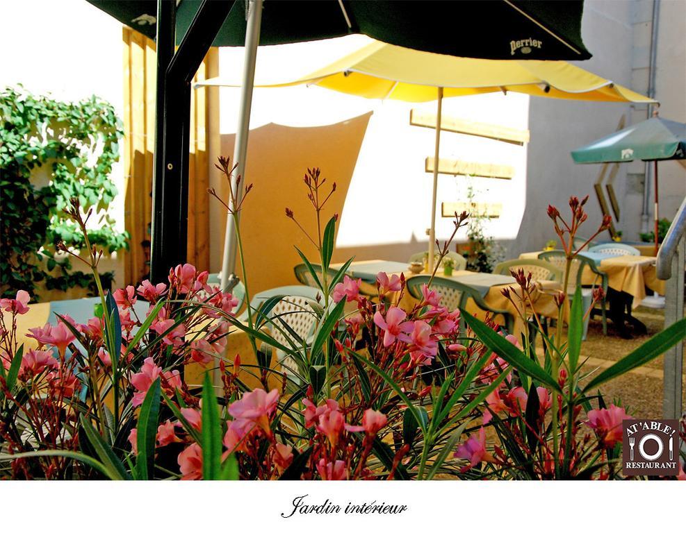 Logis Hotel Restaurant La Boule D'Or 시농 외부 사진
