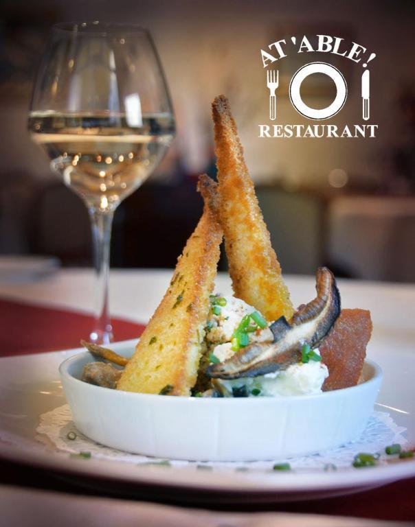 Logis Hotel Restaurant La Boule D'Or 시농 외부 사진
