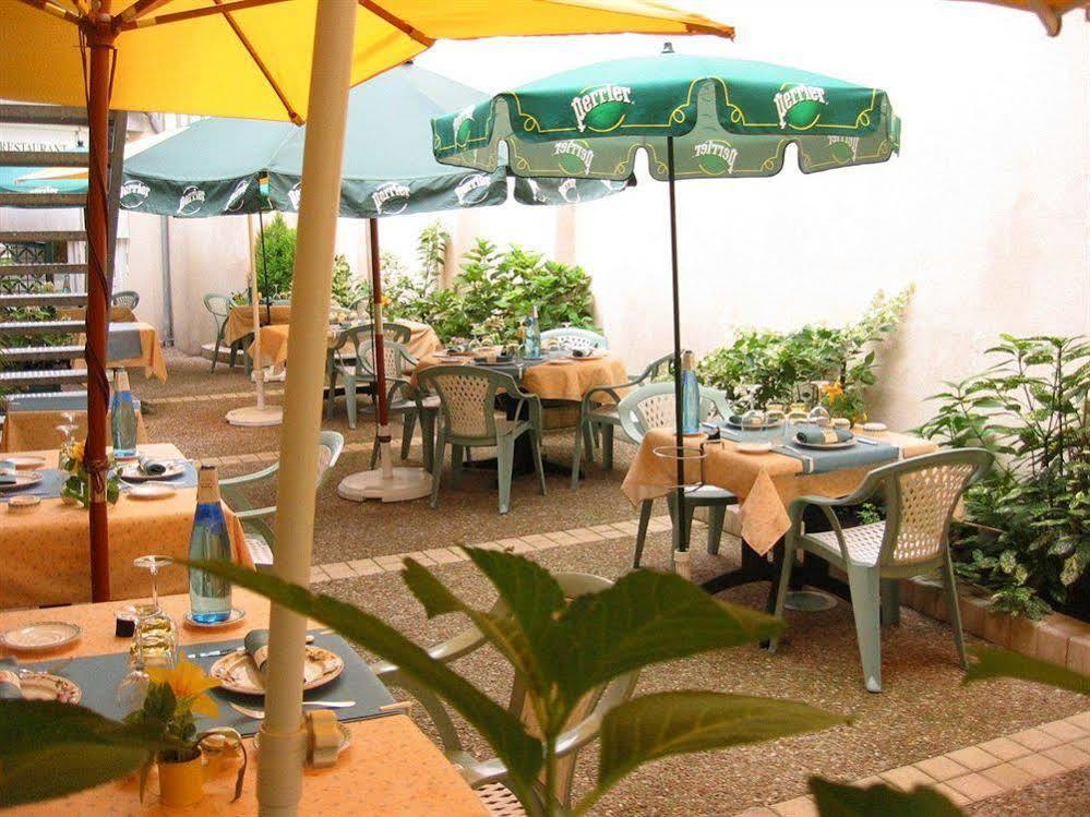 Logis Hotel Restaurant La Boule D'Or 시농 외부 사진